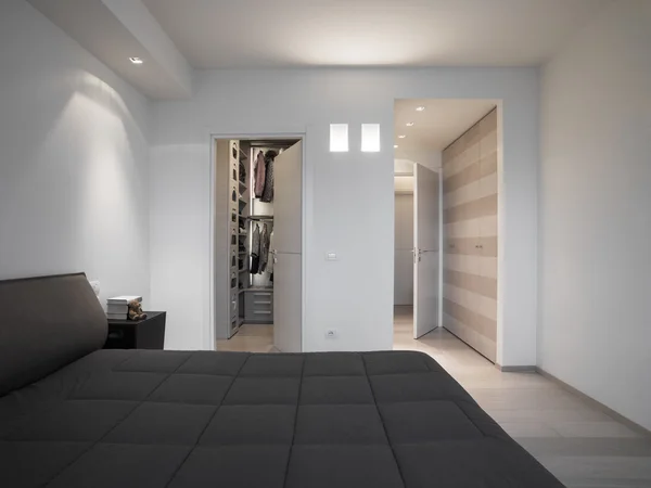 Vue intérieure d'une chambre moderne donnant sur l'armoire — Photo