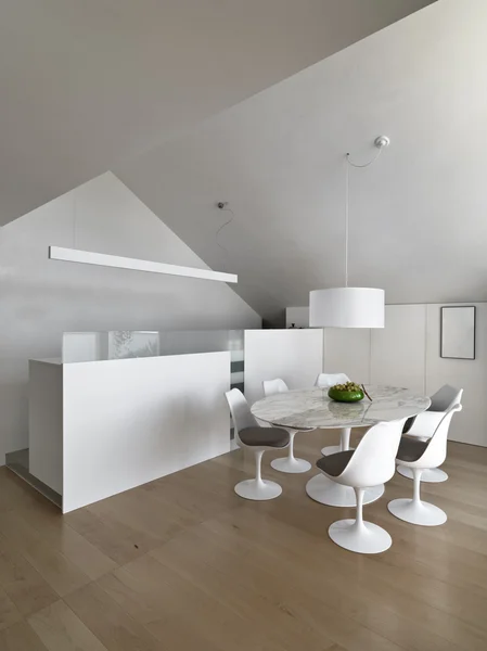 Moderna sala da pranzo vicino alla cucina con pavimento in legno — Foto Stock