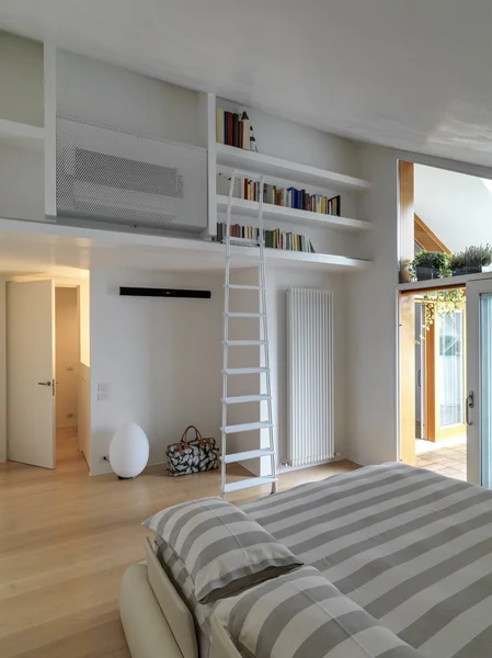 Внутренний вид современной спальни — стоковое фото