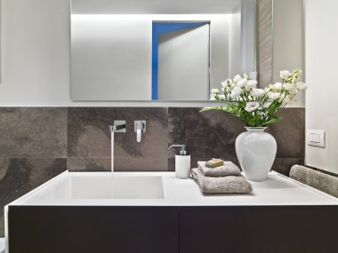 modern banyo lavabo için ahşap mobilya ile vazo çiçekler