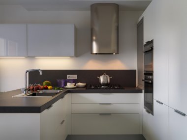 wotktop iç görünüm taze meyve ile modern bir mutfak lavabo yakın