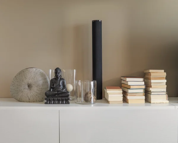 Books and others objects on hte furniture in hte living room — Stock Photo, Image