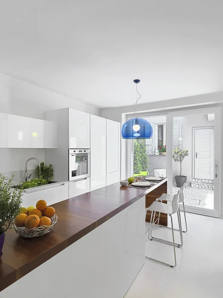 Vista de interiores de uma cozinha moderna — Fotografia de Stock