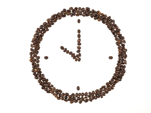 Forma un orologio fatto di chicchi di caffè isolati su sfondo bianco — Foto Stock