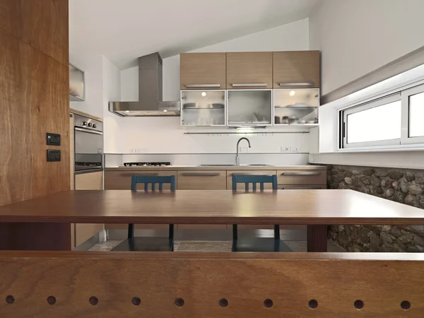 Cocina moderna de madera con isla — Foto de Stock