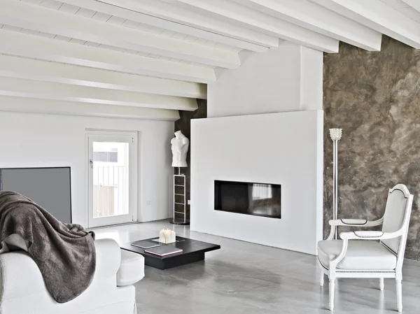 Moderno salón con chimenea — Foto de Stock