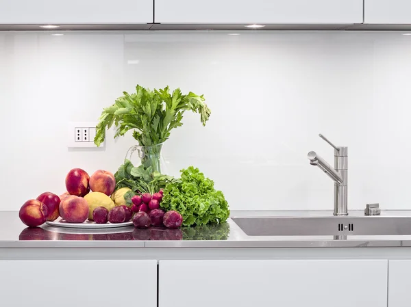 Zelenina v moderní kuchyni v blízkosti dřezu — Stock fotografie