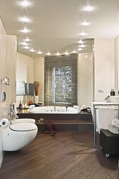 Interior view of a modern bathroom overlooking on the bathtub — Stock Photo, Image