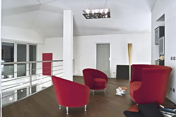 Sillones de terciopelo rojo en moderna sala de estar con suelo de parquet —  Fotos de Stock