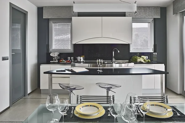 Modern kitchen with kitchen island — Stock Photo, Image