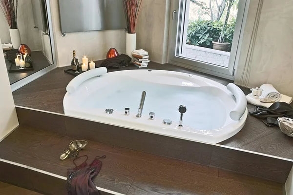 Modernes Badezimmer mit Parkettboden — Stockfoto