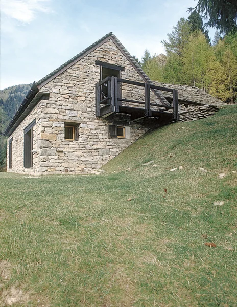 Casa de piedra en la montaña, Italia —  Fotos de Stock