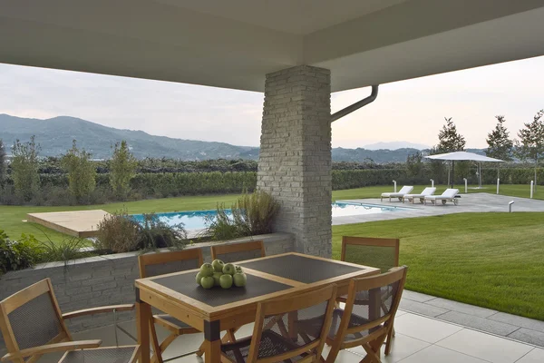 Außenansicht der Terrasse mit Blick auf das Schwimmbad — Stockfoto