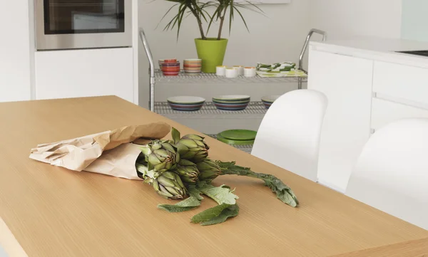 Alcachofa sobre la mesa en la cocina moderna —  Fotos de Stock