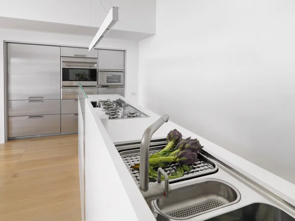 Артишок на раковині в сучасній кухні на горищі кімнати — стокове фото