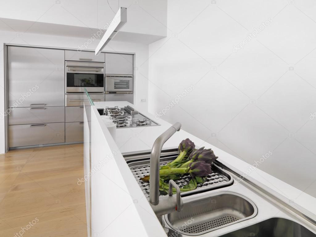 A tetÅtéri szoba modern konyhai mosogató articsóka — stock fotó ... Modern tetőtéri szoba