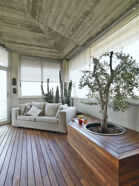 Terrazza moderna con divano e pavimento in legno — Foto Stock