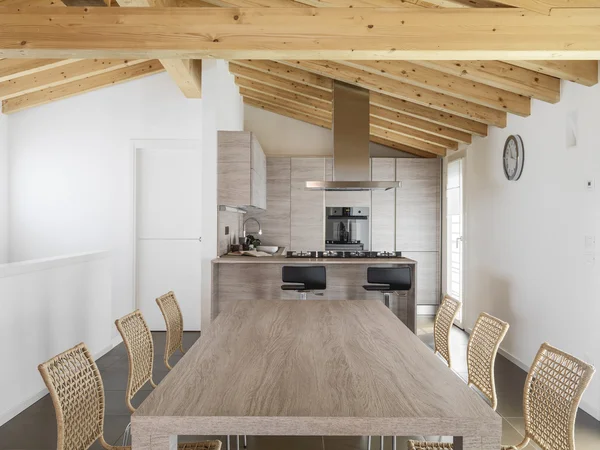 Mesa de jantar moderna com vista para a cozinha — Fotografia de Stock