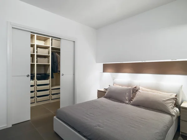 Современная спальня с видом на гардероб — стоковое фото