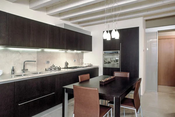 Pohled do interiéru moderní kuchyně — Stock fotografie