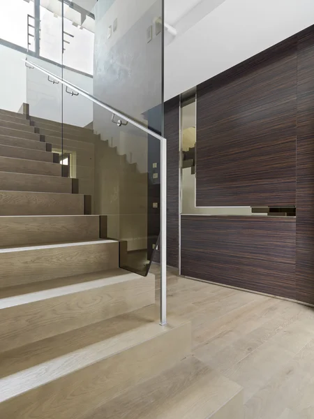 在现代的别墅入口的木制楼梯 — 图库照片
