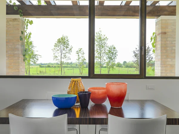 Разноцветные стеклянные вазы на столе — стоковое фото