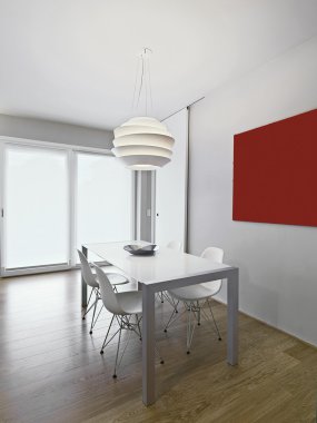 Modern yemek masası oturma odasında.