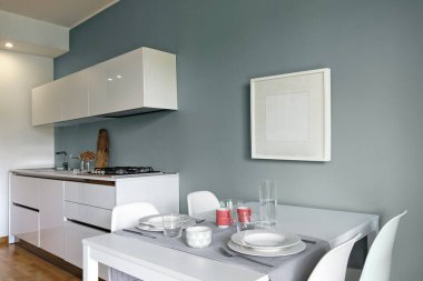 Modern bir yemek odasının iç çekimleri, ön planda yemek masası.