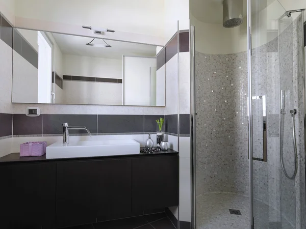 Vista interior de un baño moderno — Foto de Stock