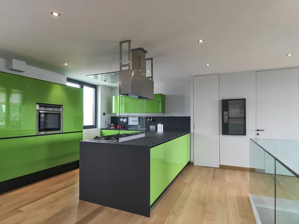 Vista interior de uma cozinha moderna verde — Fotografia de Stock
