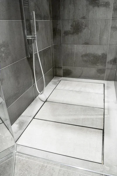 Detalhe do chuveiro cubículo no banheiro moderno — Fotografia de Stock