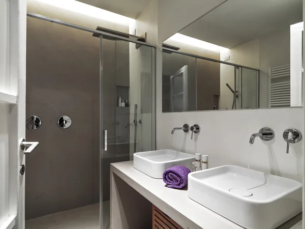 Widok wnętrza nowoczesnej łazienki — Zdjęcie stockowe