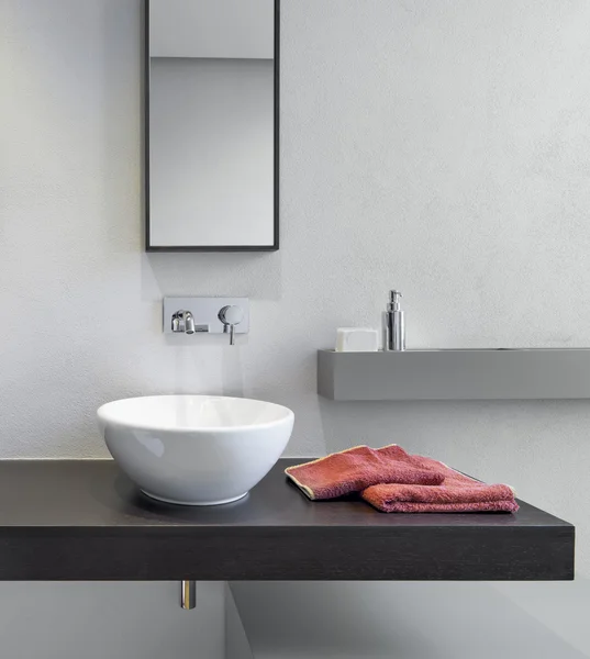 Интерьер современной ванной комнаты на переднем плане умывальник и кран — стоковое фото