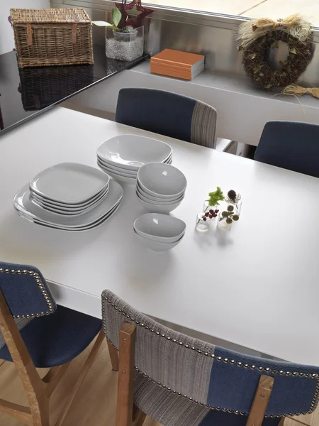 부엌에 있는 테이블에 그릇의 전경 — 스톡 사진