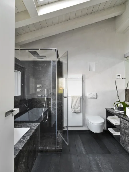 Vue intérieure d'une salle de bain moderne — Photo