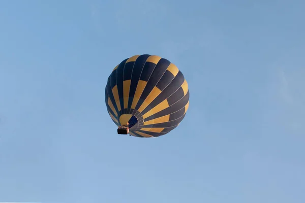 青い空のカラフルな熱気球 — ストック写真