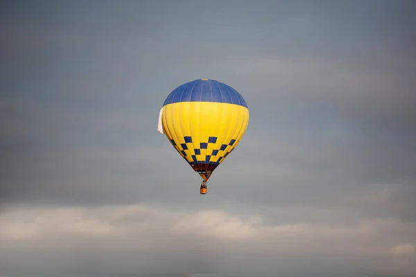 青い空のカラフルな熱気球 — ストック写真