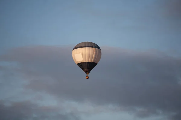 青い空のカラフルな熱気球 — ストック写真