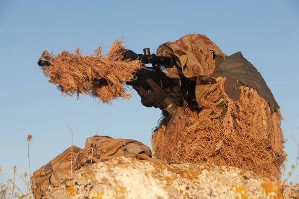 山の戦闘位置に光学範囲を有する高精度ライフルでギリー カモフラージュ スーツの狙撃手 — ストック写真