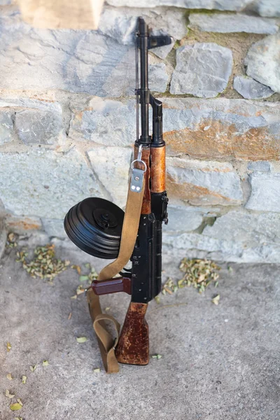 Kalashnikov Akm Con Cargador Tambor Rondas Alta Capacidad Cerca Una — Foto de Stock