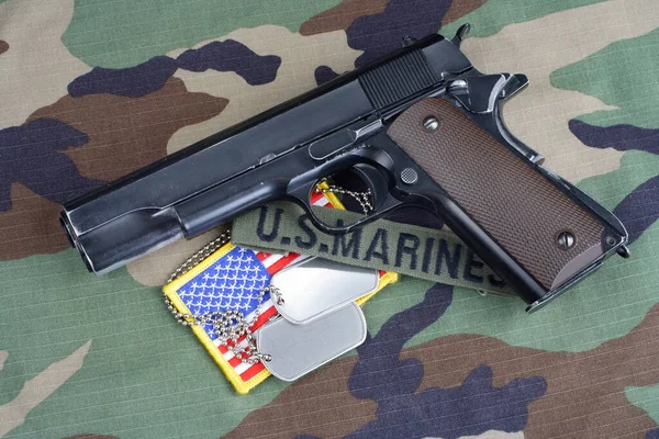 Uns Marineinfanteristen Astband M1911 Handfeuerwaffe Mit Hundeanhänger Auf Waldtarnuniform — Stockfoto