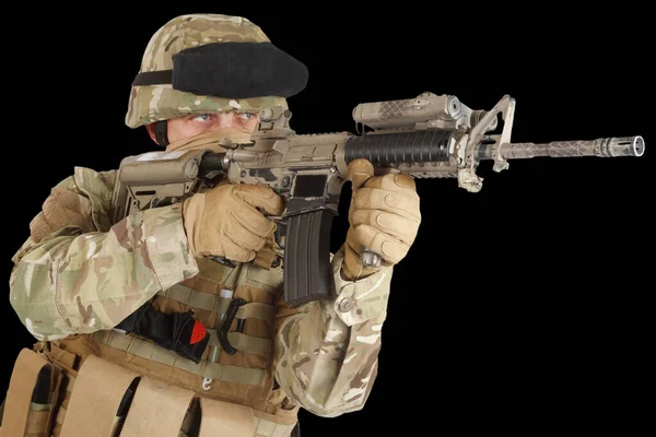 Amerikan Ordusu Özel Kuvvetleri Askerleri Siyah Arka Planda Saldırı Tüfeği — Stok fotoğraf
