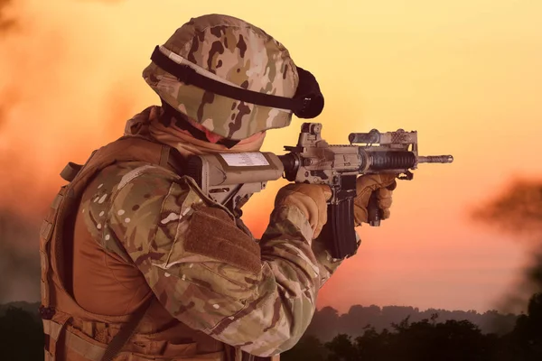 Soldat Des Forces Spéciales Avec Carbine Action Coucher Soleil Fond — Photo