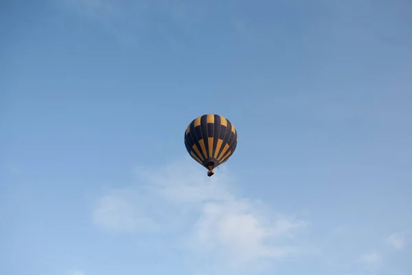 Ballon Air Chaud Dans Ciel Bleu — Photo