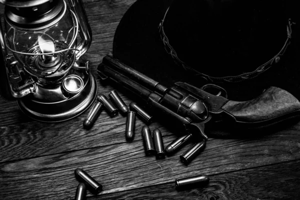 Pistola Revólver Con Cartuchos Con Linterna Explosión Fría Sombrero Negro — Foto de Stock