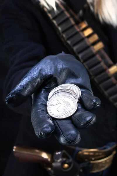 Άγρια Δύση Ξανθιά Κοπέλα Ασημένια Δολάρια Στο Χέρι Και Όπλο — Φωτογραφία Αρχείου