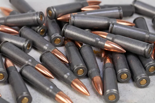 Kalashnikov Pistola Balas Sobre Fondo Superficie Hormigón Gris —  Fotos de Stock