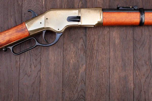 Pistola Del Viejo Oeste Fusil Repetidor Palanca Mesa Madera — Foto de Stock