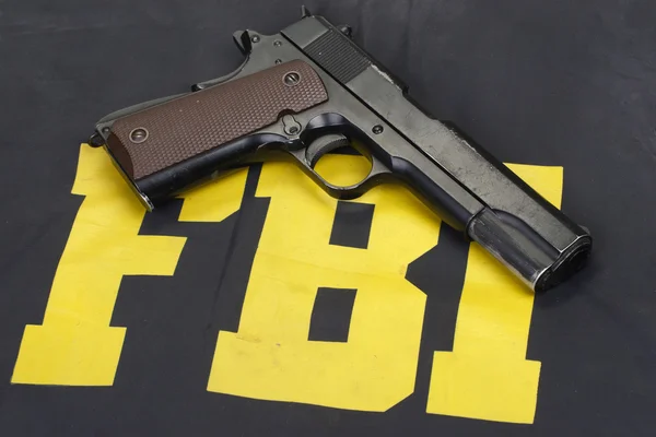M1911 handgun with ammo — Stock Photo, Image