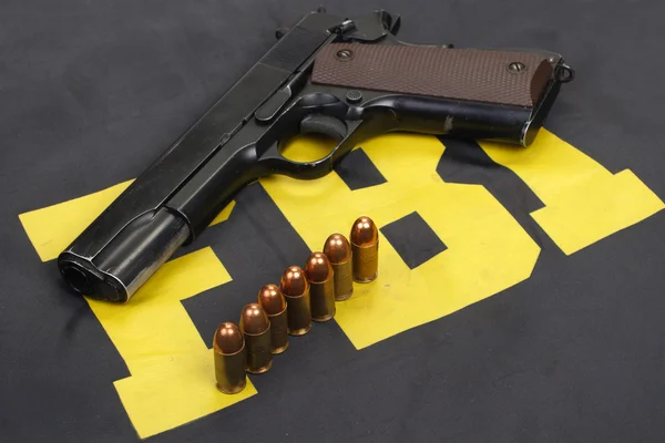 M1911 handgun with ammo — Stock Photo, Image